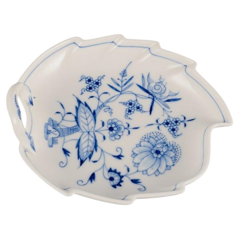 Meissen, Germania. Modello Blue Onion. Piatto a forma di foglia con manico.