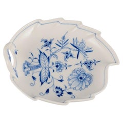 Meissen, Allemagne. Motif de l'oignon bleu. Plat en forme de feuille avec poignée.