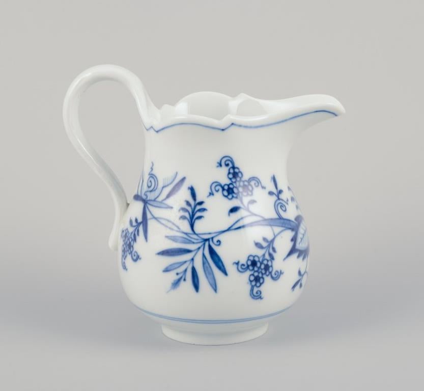 Meissen, Alemania. Patrón Cebolla Azul. Jarra de leche de porcelana.
Pintado a mano en azul.
Aproximadamente desde 1900.
Marcado.
Perfecto estado.
Tercera calidad de fábrica.
Dimensiones: Alto 14,0 cm x Ancho 14,0 cm.