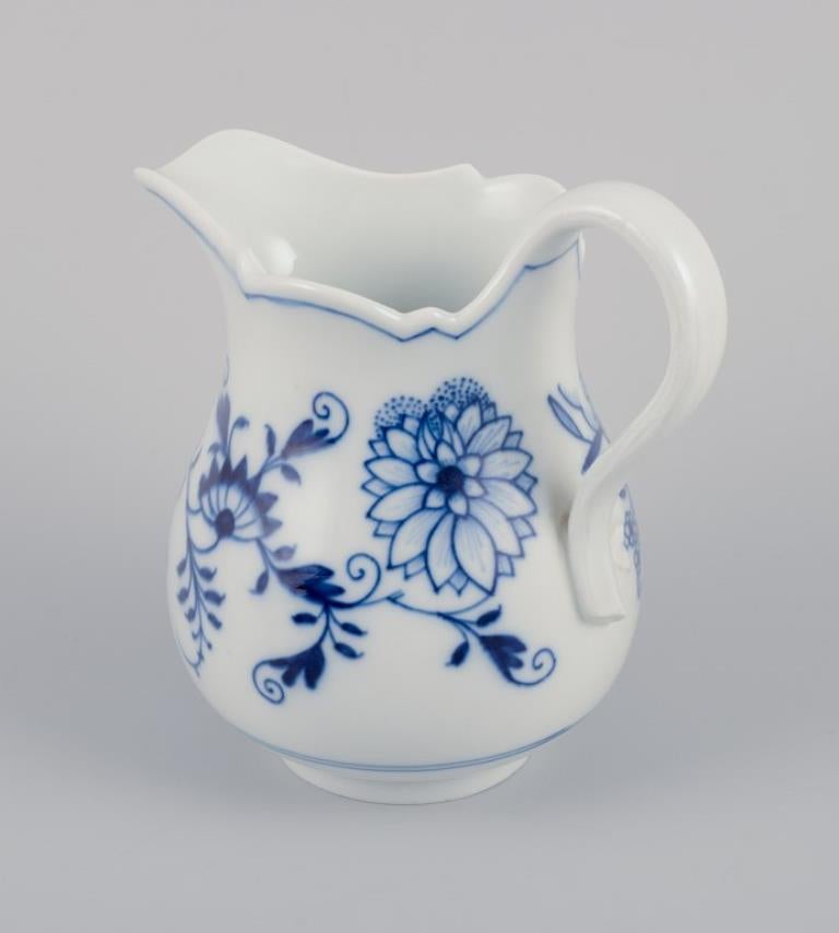 Meissen, Alemania. Patrón Cebolla Azul. Jarra de leche. Pintado a mano en azul. en Excelente estado para la venta en Copenhagen, DK