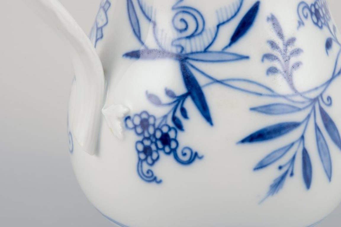 Meissen, Alemania. Patrón Cebolla Azul. Jarra de leche. Pintado a mano en azul. siglo XX en venta