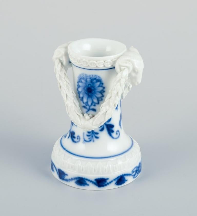 Meißen, Deutschland. Blue Onion-Muster. Seltene Miniatur-Vase mit Widderköpfen.
Frühe 1900er Jahre.
Erste Fabrikqualität.
In perfektem Zustand.
Markiert.
Abmessungen: Höhe 8,0 cm x Durchmesser 5,6 cm.
