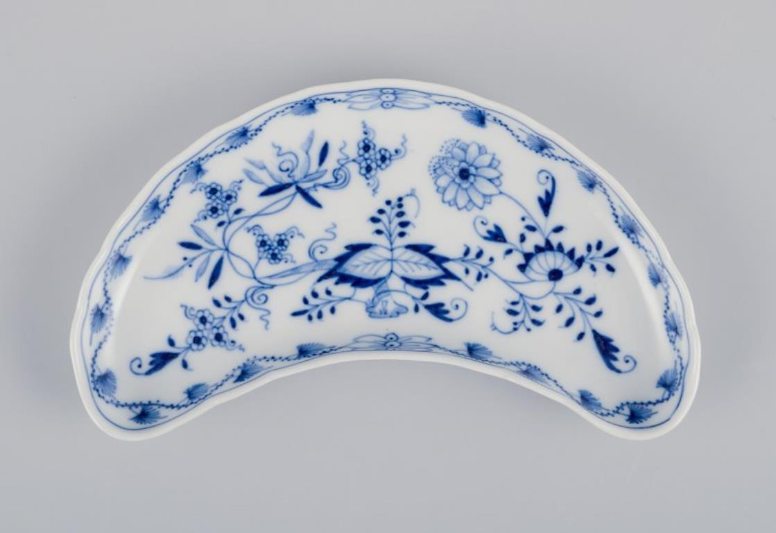 Meissen, Alemania. Patrón Cebolla Azul. Un juego de cinco platos.
Pintado a mano en azul. Rare Form.
Aproximadamente desde 1900.
Marcado.
Perfecto estado.
Tercera calidad de fábrica.
Dimensiones: Largo 18,0 cm x Ancho 10,5 cm x Alto 2,1 cm.