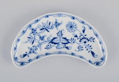 Meissen, Germany. Blue Onion pattern. Set of five dishes in porcelain.