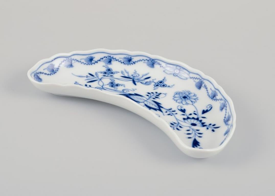 Meissen, Alemania. Patrón Cebolla Azul. Juego de cinco platos de porcelana. Pintado a mano en venta