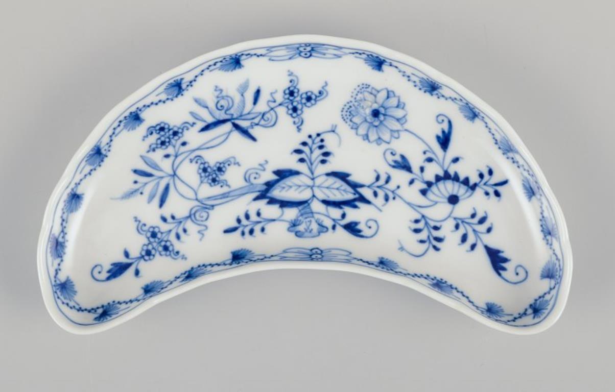 Meissen, Alemania. Patrón Cebolla Azul. Conjunto de cuatro platos de porcelana.
Pintado a mano en azul. Rare Form.
Aproximadamente desde 1900.
Marcado.
Perfecto estado.
Tercera calidad de fábrica.
Dimensiones: Largo 18,0 cm x Ancho 10,5 cm x Alto