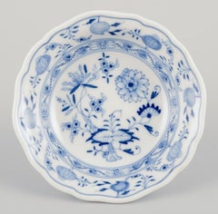 Meissen, Allemagne. Motif de l'oignon bleu. Ensemble de dix petits bols en porcelaine.