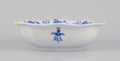 Meissen, Allemagne. Bol carré à motifs d'oignons bleus. Porcelaine peinte à la main.
