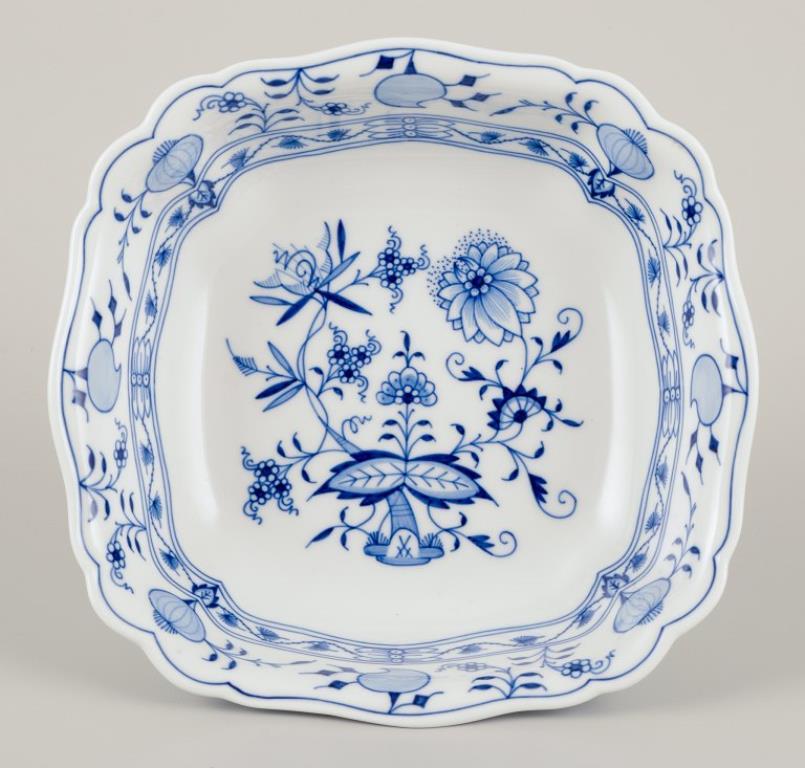 Meissen, Alemania.
Cuenco cuadrado con dibujo de cebolla azul.
Porcelana pintada a mano.
Mediados del siglo XX.
Marcado.
En perfecto estado.
Segunda calidad de fábrica.
Dimensiones: P 23,0 cm. x A 6,5 cm.