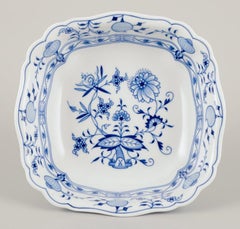 Meissen, Allemagne. Bol carré à motif d'oignon bleu. Porcelaine peinte à la main.