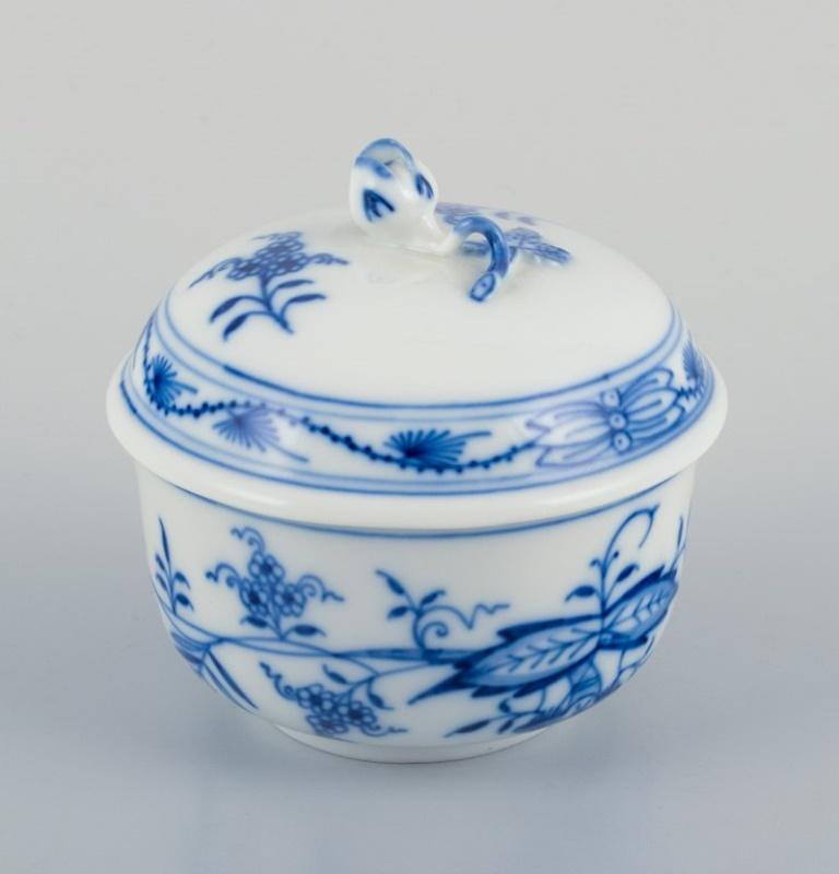 Meissen, Germany, Blue Onion pattern sugar bowl and bowl. Hand-painted.
Dating from the mid-20th century.
Marked.
First factory quality.
In perfect condition.
Sugar bowl: Diameter 8.0 cm x Height 7.5 cm.
Bowl: Length 18.6 cm x Width 14.4 cm x Height