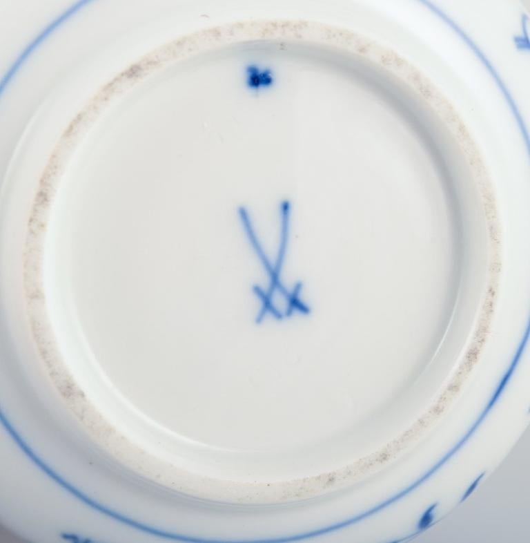 Meissen, Germany, Blue Onion pattern sugar bowl and bowl. MId-20th C. In Excellent Condition For Sale In København, Copenhagen