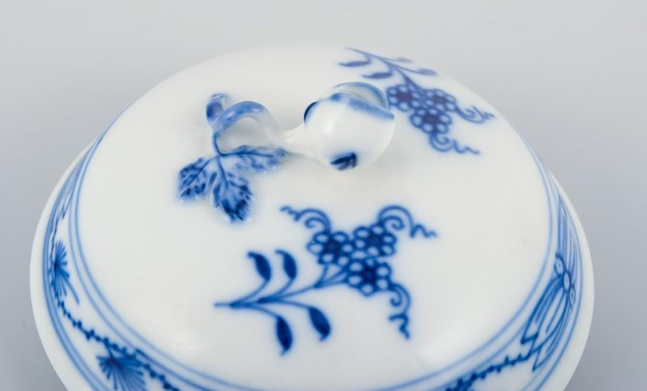 20th Century Meissen, Germany, Blue Onion pattern sugar bowl and bowl. MId-20th C. For Sale