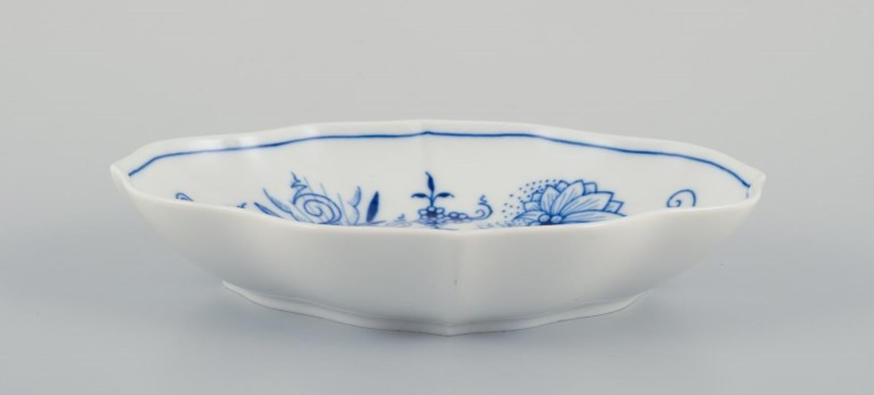 Meissen, Germany, Blue Onion pattern sugar bowl and bowl. MId-20th C. For Sale 1