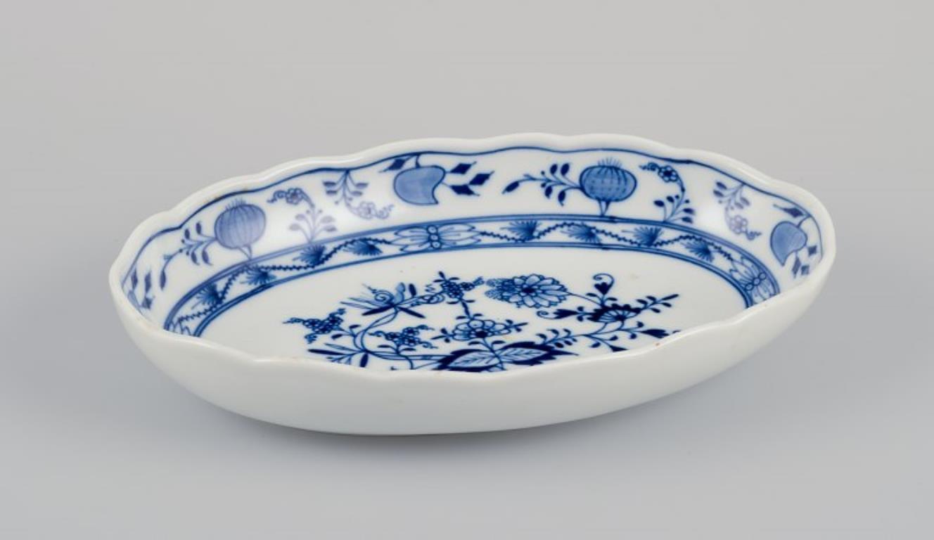Meissen, Allemagne. Motif de l'oignon bleu. Deux assiettes ovales et un bol ovale.
Peint à la main en bleu.
Environ à partir de 1900.
Marqué.
Parfait état.
Troisièmement, qualité d'usine.
Assiette : Longueur 25,0 cm x Largeur 18,0 cm x Hauteur 3,0