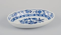 Meissen, Allemagne. Motif de l'oignon bleu. Deux assiettes ovales et un bol ovale.