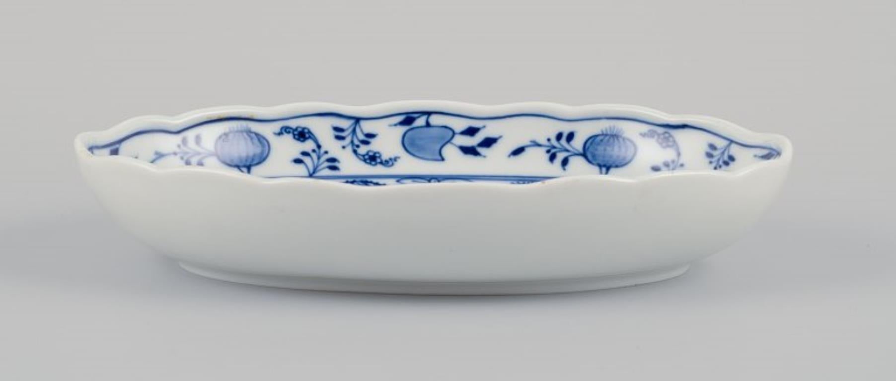 Allemand Meissen, Allemagne. Motif de l'oignon bleu. Deux assiettes ovales et un bol ovale.