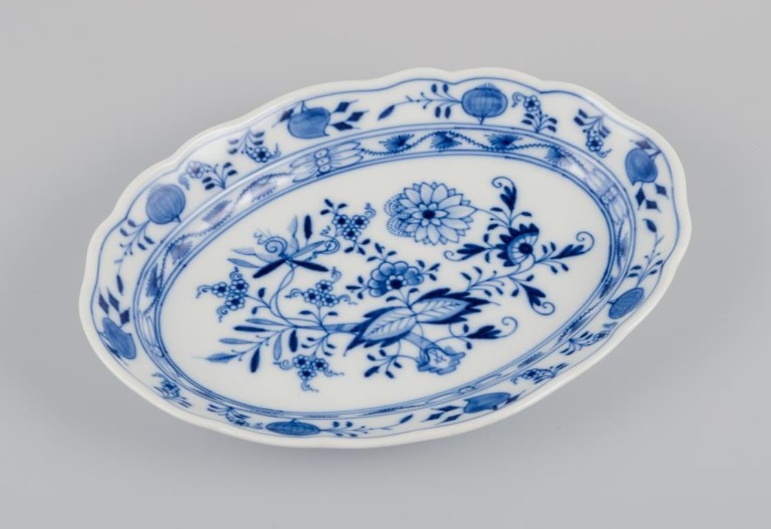 Peint à la main Meissen, Allemagne. Motif de l'oignon bleu. Deux assiettes ovales et un bol ovale.