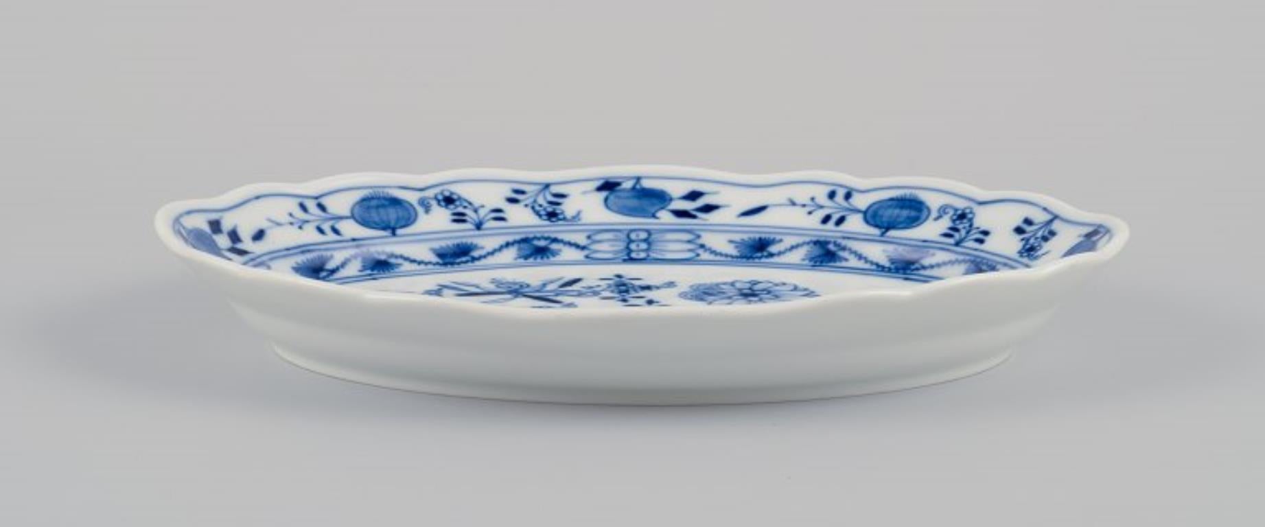 Meissen, Allemagne. Motif de l'oignon bleu. Deux assiettes ovales et un bol ovale. Excellent état à København, Copenhagen