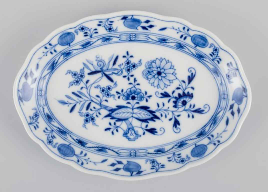20ième siècle Meissen, Allemagne. Motif de l'oignon bleu. Deux assiettes ovales et un bol ovale.