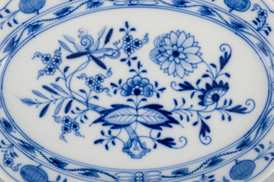 Porcelaine Meissen, Allemagne. Motif de l'oignon bleu. Deux assiettes ovales et un bol ovale.