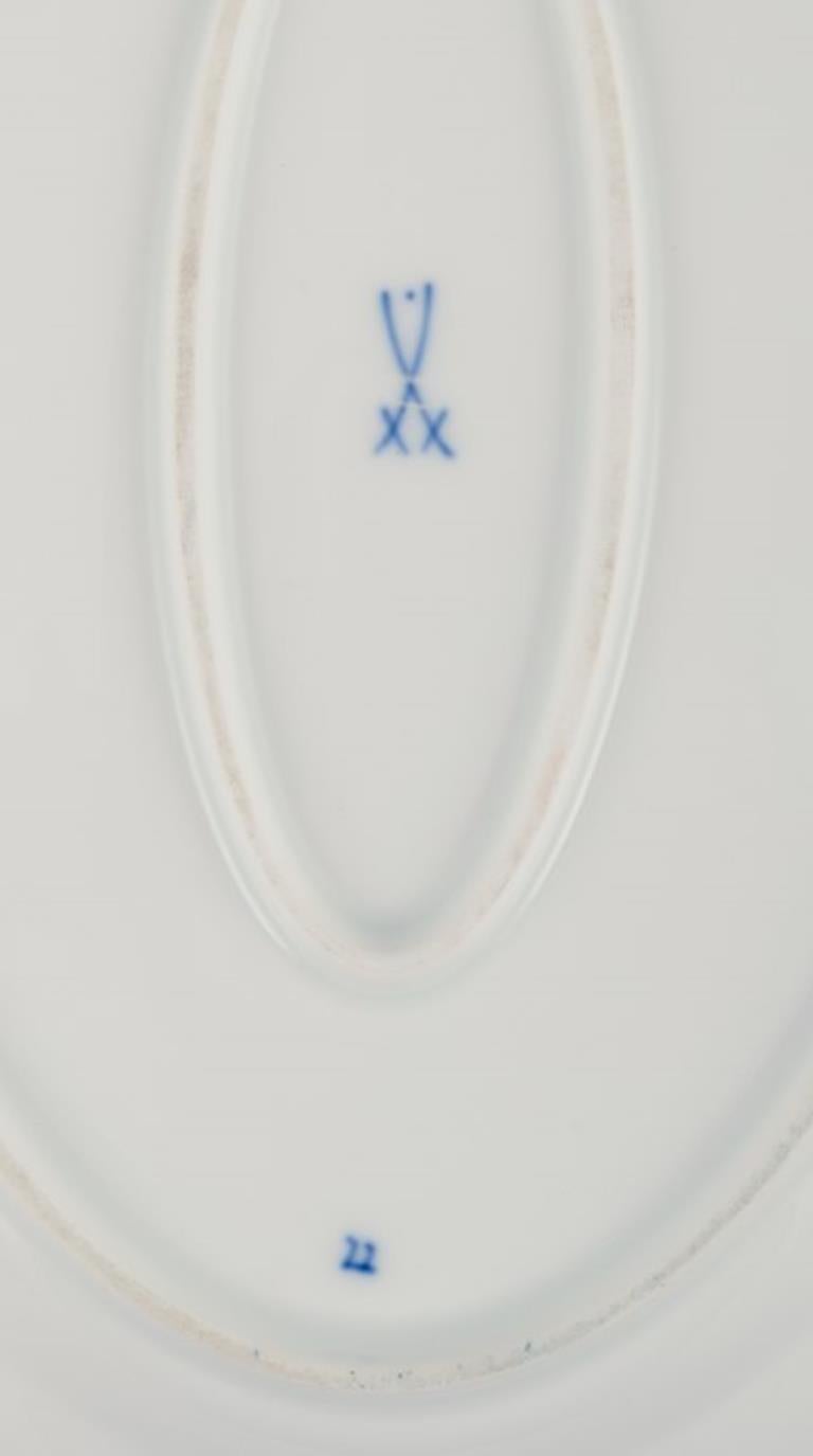 Meissen, Allemagne. Motif de l'oignon bleu. Deux assiettes ovales et un bol ovale. 1