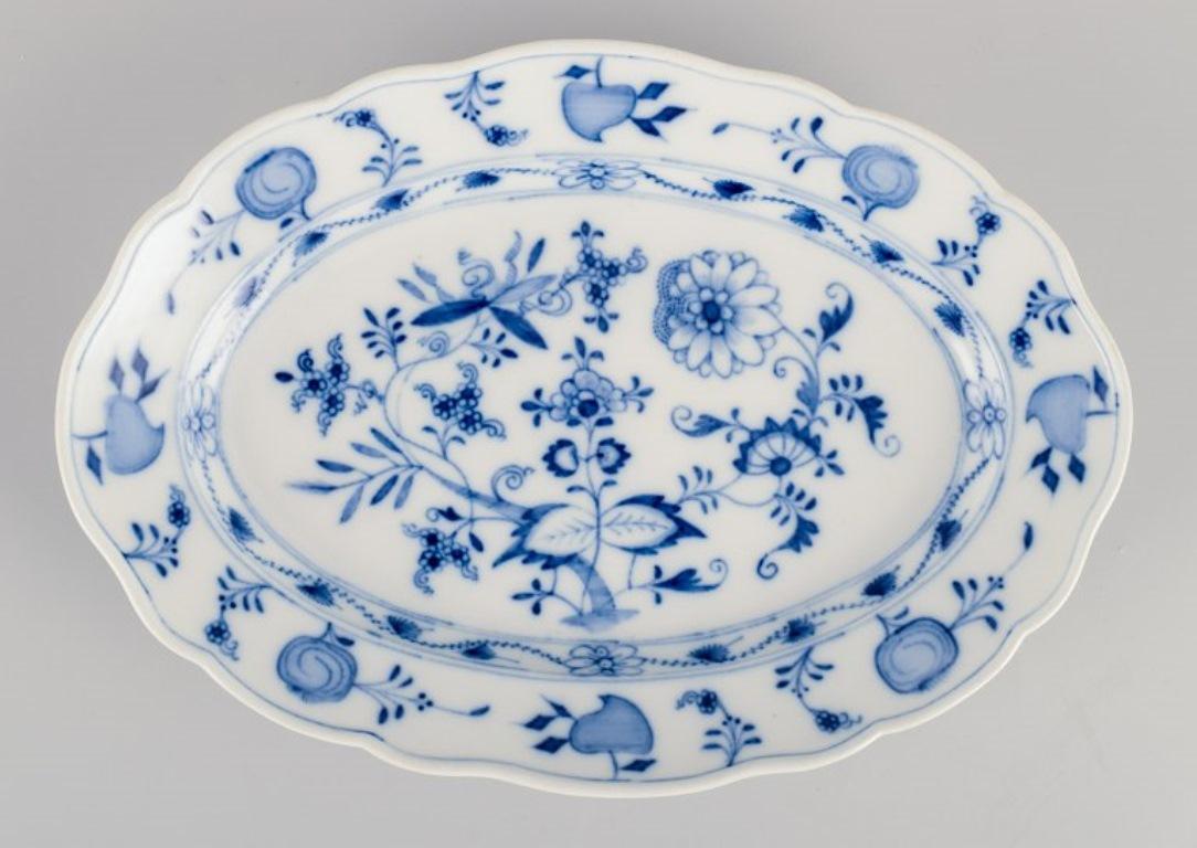 Meissen, Alemania. Patrón Cebolla Azul. Dos fuentes ovaladas de porcelana.
Pintado a mano en azul.
Aproximadamente en 1900.
Marcado.
Perfecto estado.
Tercera y cuarta calidad.
Dimensiones: Largo 28,0 cm x Ancho 19,5 cm x Alto 3,8 cm.
Dimensiones: L