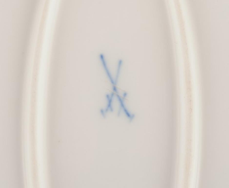 Meissen, Alemania. Patrón Cebolla Azul. Dos fuentes ovaladas de porcelana. Pintado a mano en venta