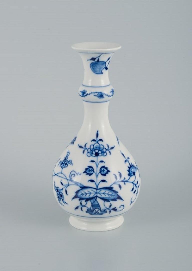 Meissen, Deutschland, Vase mit blauem Zwiebelmuster aus Porzellan.
Mitte des 20. Jahrhunderts.
Erste Fabrikqualität.
Markiert.
Abmessungen: H 19,0 x B 8,5 cm.