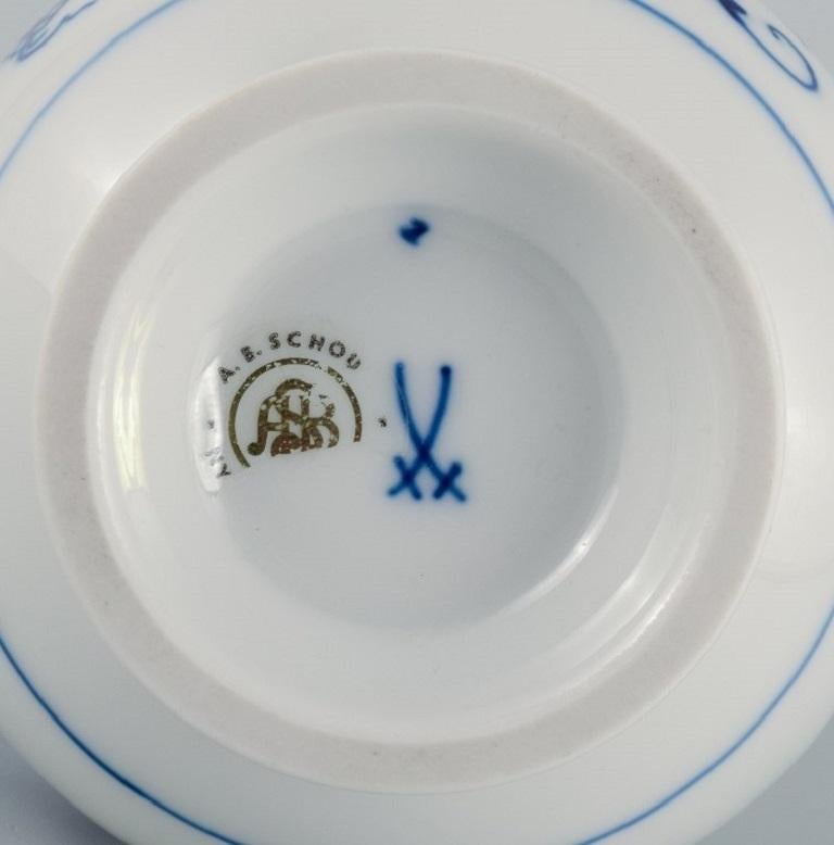 Meissen, Deutschland, Vase mit blauem Zwiebelmuster aus Porzellan. Mitte des 20. Jahrhunderts. (Handbemalt) im Angebot