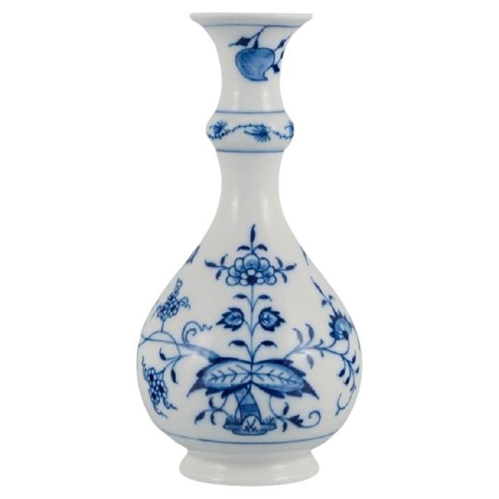 Meissen, Allemagne, vase à motif d'oignon bleu en porcelaine. Milieu du 20e siècle.