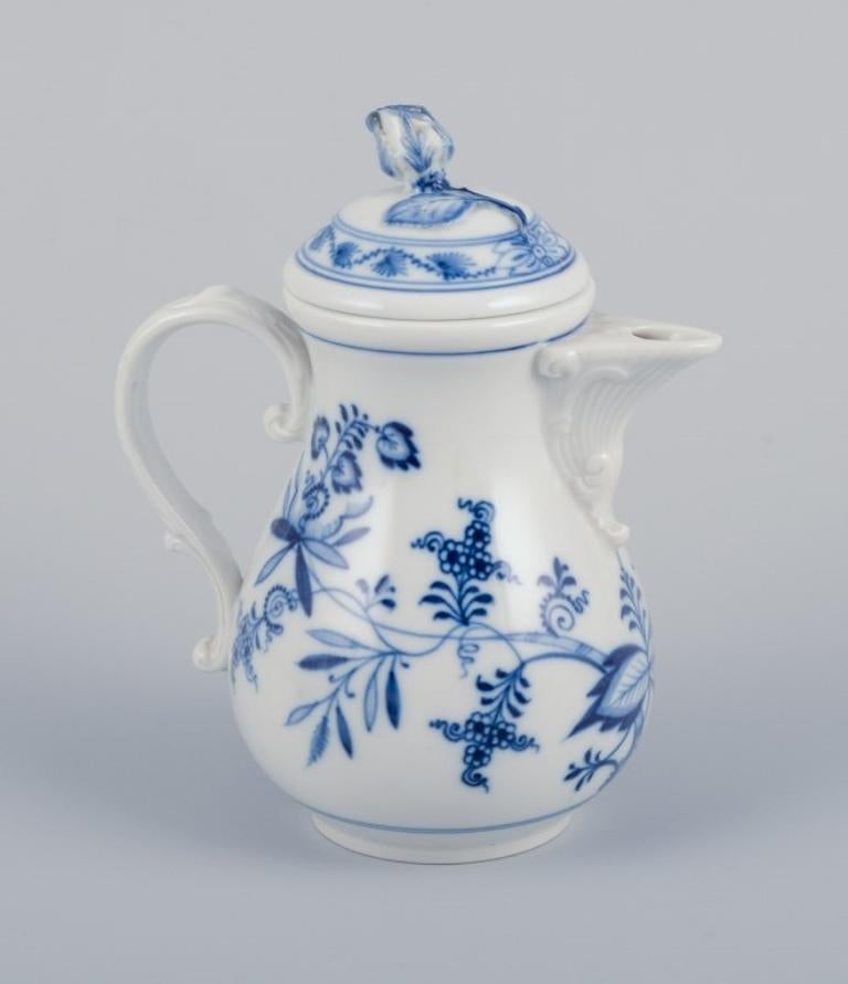 Meissen, Germania. Pentola moka con motivo Blue Onion. Coperchio con bocciolo di fiore. 
Decorato a mano.
Approssimativamente dagli anni '20.
Firmato.
Prima qualità di fabbrica.
In ottime condizioni, bocciolo di fiore con scheggiatura minima e