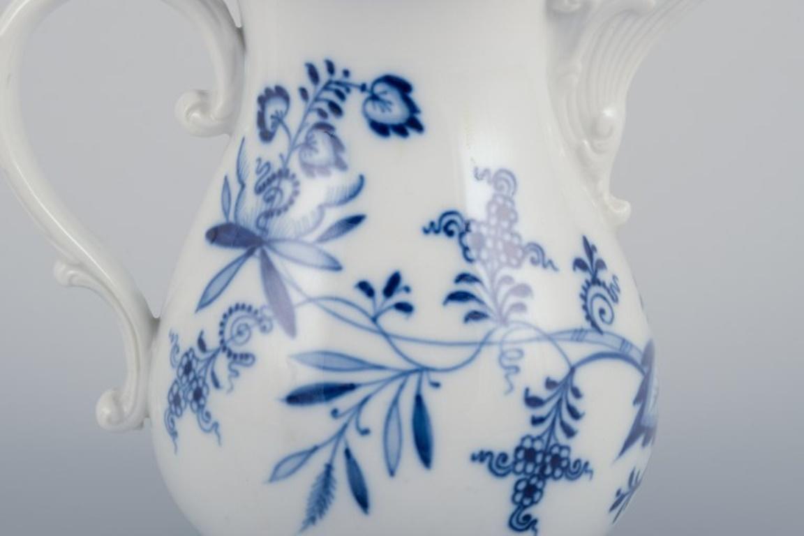 Dipinto a mano Meissen, Germania. Pentola moka con motivo Blue Onion. Coperchio con bocciolo di fiore. in vendita