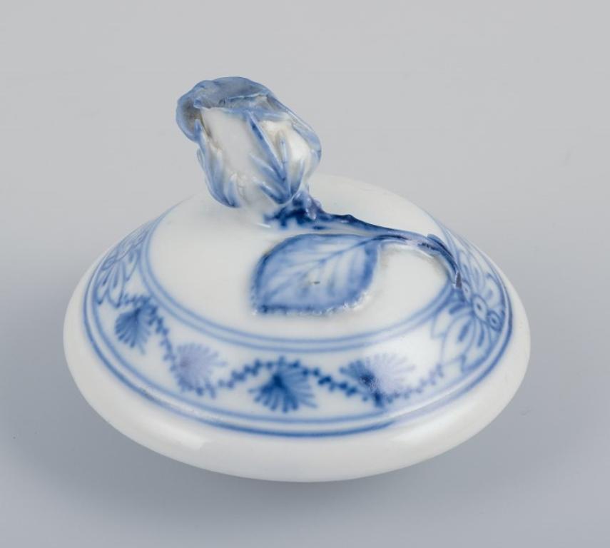 Meissen, Germania. Pentola moka con motivo Blue Onion. Coperchio con bocciolo di fiore. In condizioni ottime in vendita a Copenhagen, DK