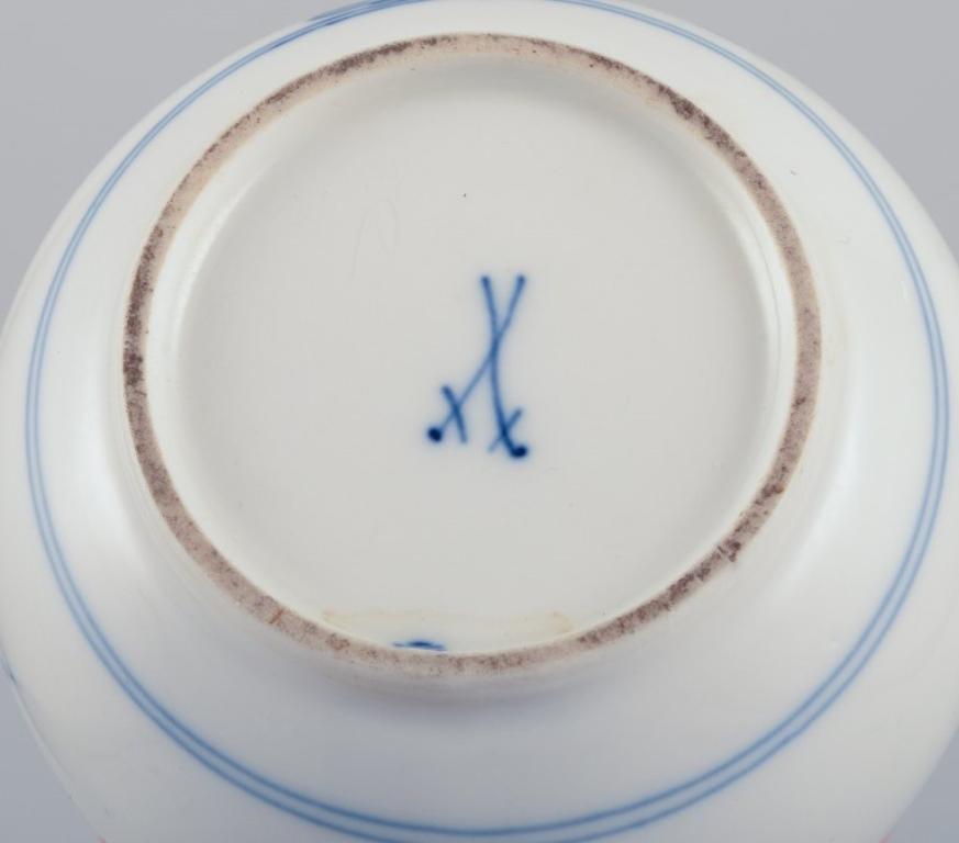 Inizio XX secolo Meissen, Germania. Pentola moka con motivo Blue Onion. Coperchio con bocciolo di fiore. in vendita