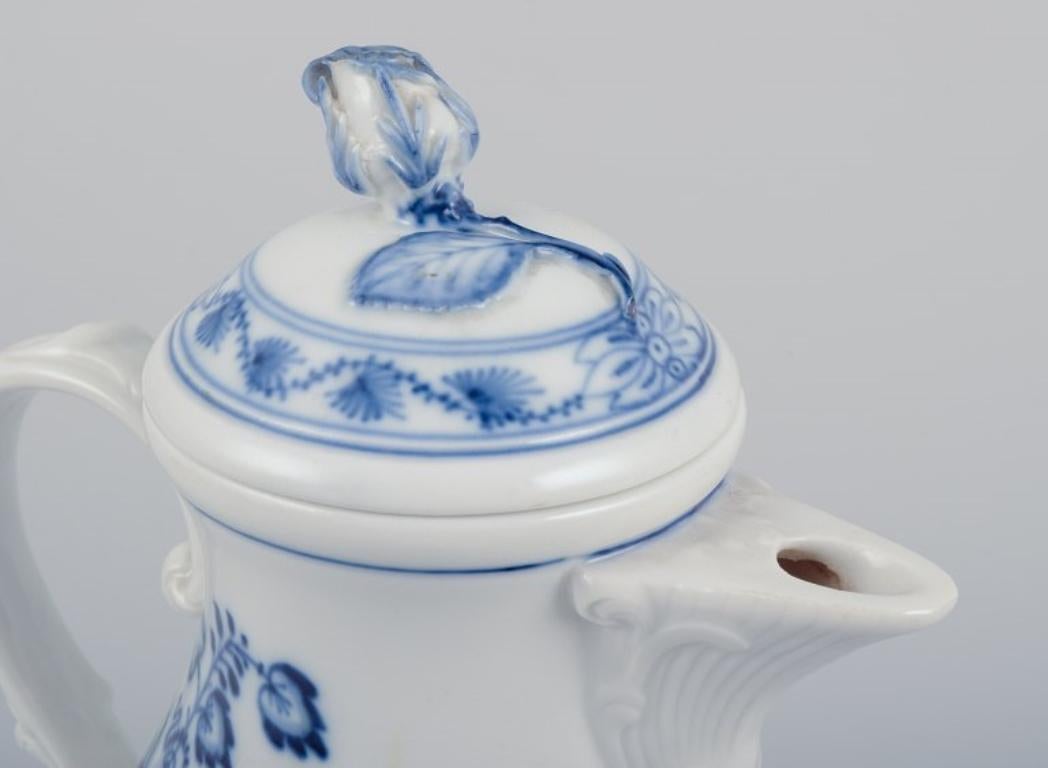 Porcellana Meissen, Germania. Pentola moka con motivo Blue Onion. Coperchio con bocciolo di fiore. in vendita