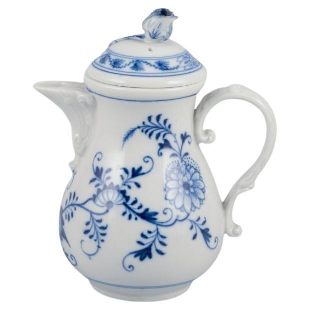Meissen, Alemania. Maceta de moca con dibujo de cebolla azul. Tapa con capullo de flor.