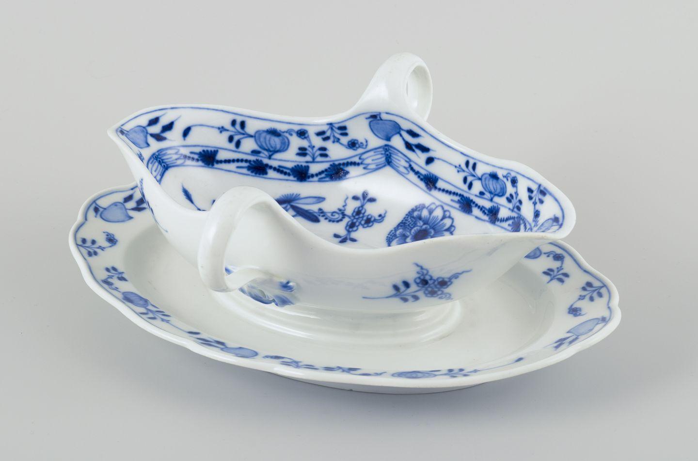 Glazed Meissen, Germany. Blue Onion porcelain gravy boat with two handles on a foot. For Sale