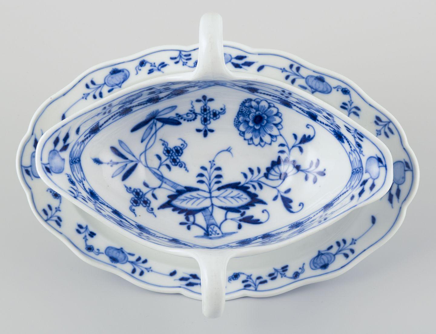 Meissen, Germany. Blue Onion porcelain gravy boat with two handles on a foot. In Excellent Condition For Sale In København, Copenhagen