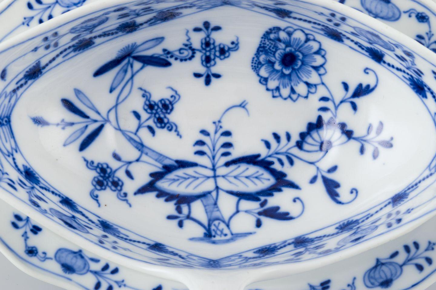 Early 20th Century Meissen, Germany. Blue Onion porcelain gravy boat with two handles on a foot. For Sale