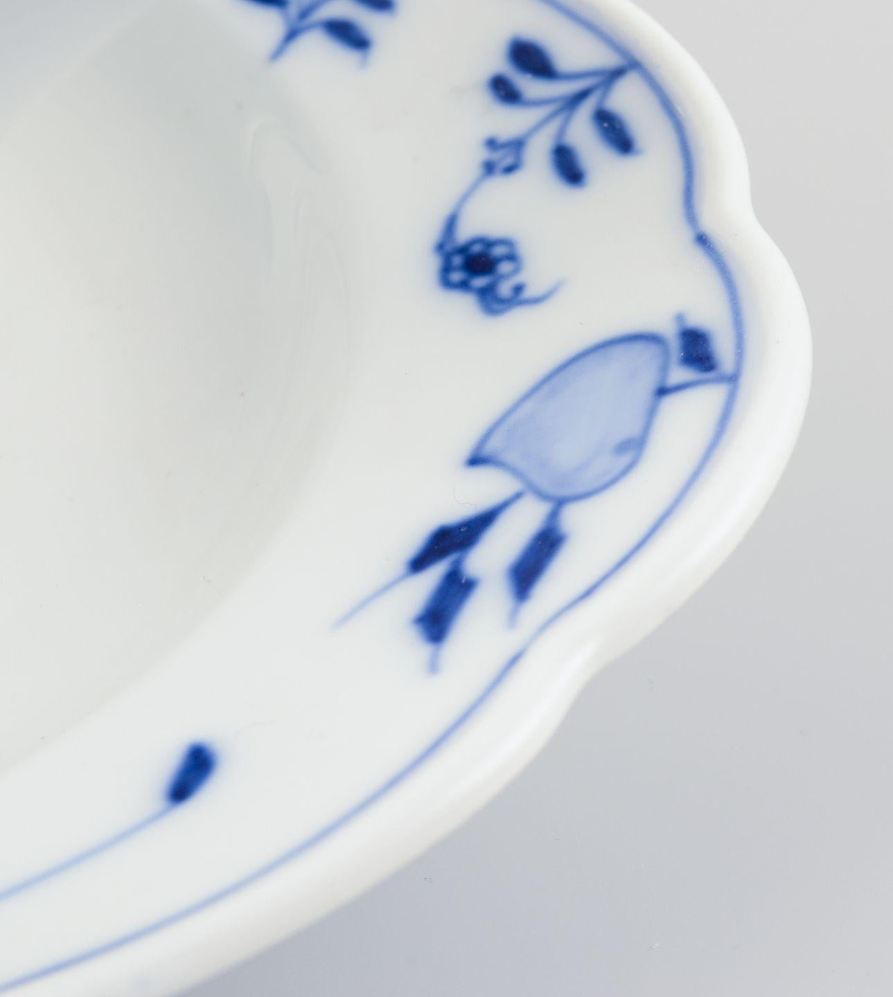 Porcelain Meissen, Germany. Blue Onion porcelain gravy boat with two handles on a foot. For Sale