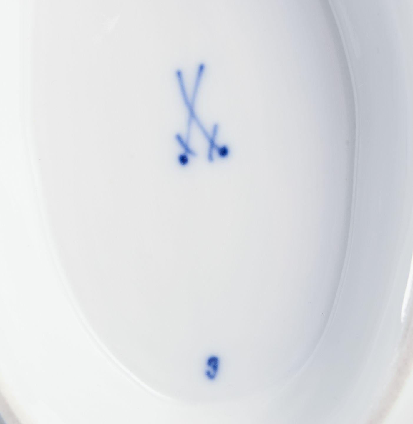 Meissen, Germany. Blue Onion porcelain gravy boat with two handles on a foot. For Sale 1