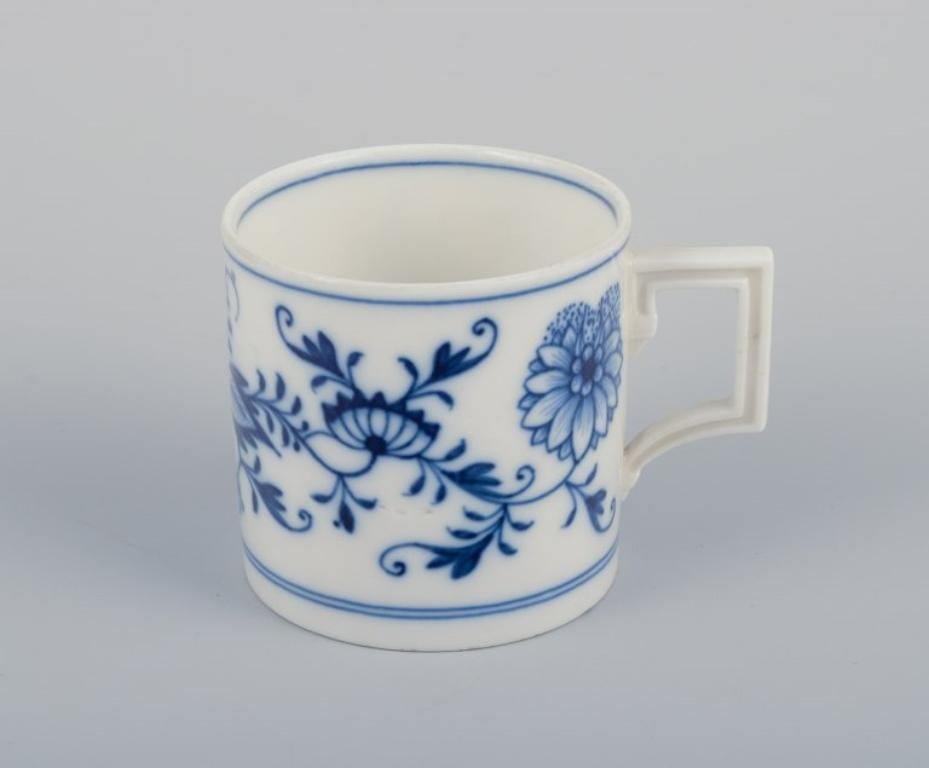 Meissen, Alemania. Cebolla Azul. Juego de tres tazas pequeñas de chocolate con platito. Alemán en venta