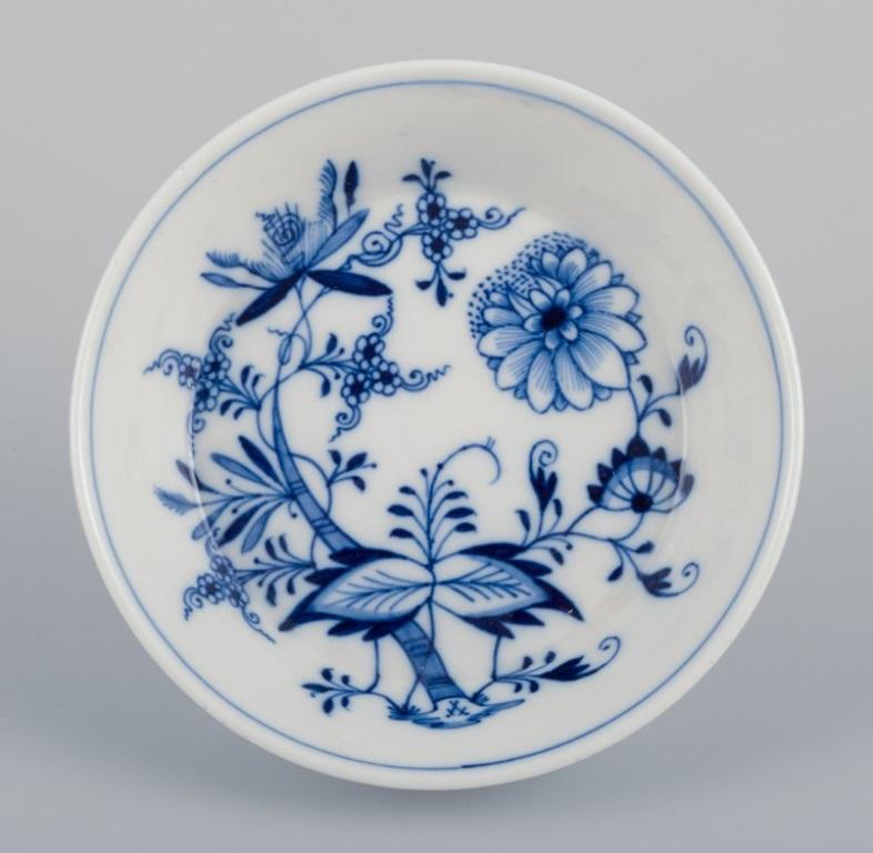 Meissen, Alemania. Cebolla Azul. Juego de tres tazas pequeñas de chocolate con platito. en Excelente estado para la venta en Copenhagen, DK
