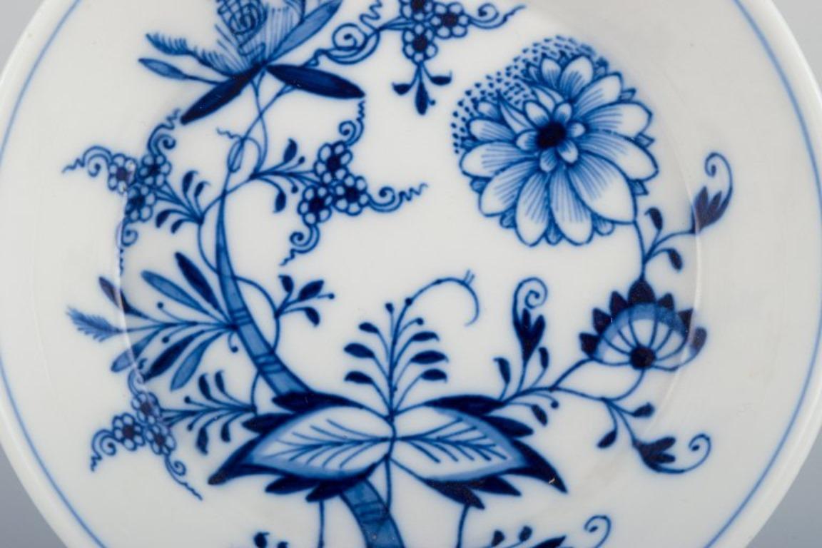 Meissen, Alemania. Cebolla Azul. Juego de tres tazas pequeñas de chocolate con platito. principios del siglo XX en venta