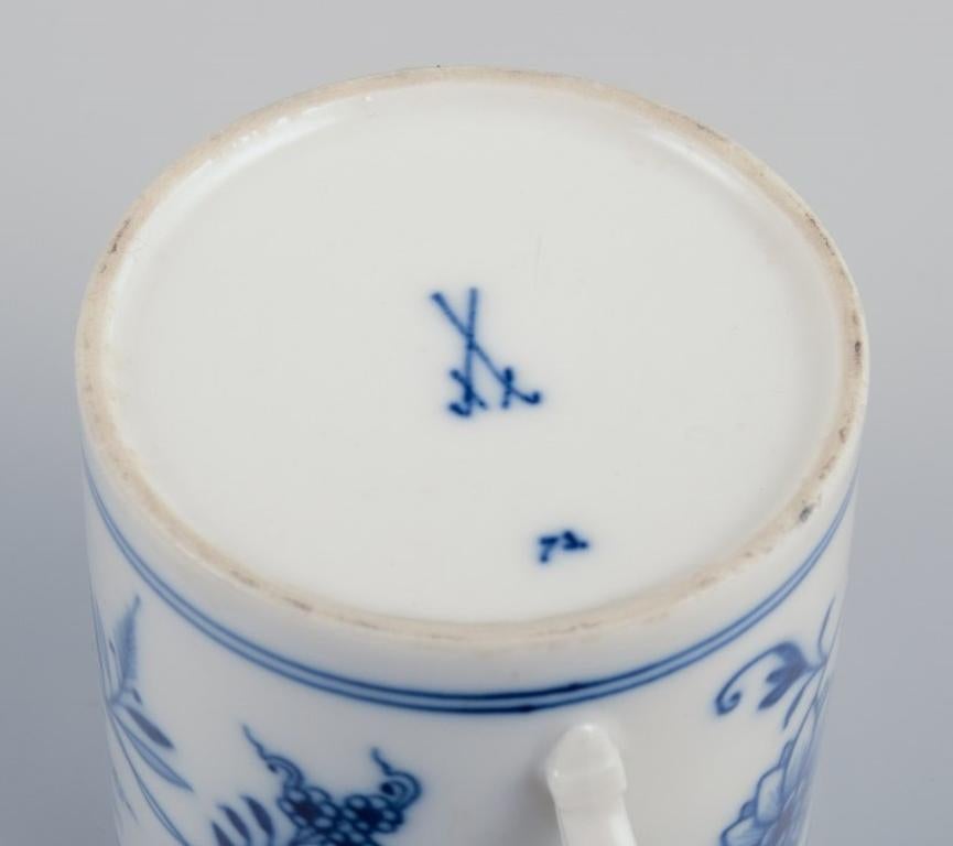 Meissen, Alemania. Cebolla Azul. Juego de tres tazas pequeñas de chocolate con platito. en venta 1