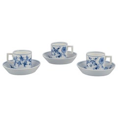 Meissen, Germania. Cipolla Blu. Set di tre piccole tazze di cioccolato con piattini.
