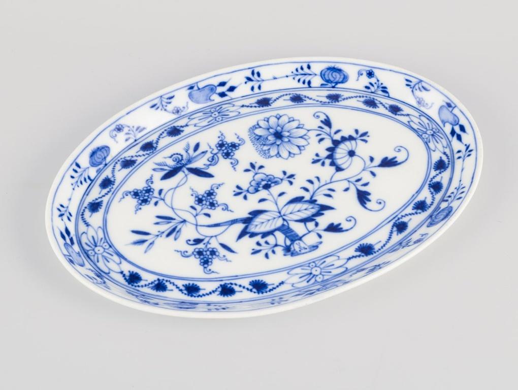 Gebrauchte Waren sind für US-Kunden von den Einfuhrzöllen befreit. 
Daher fallen für Ihren Kauf keine Einfuhrzölle an.

Meißen, Deutschland.
Tablett Blue Onion aus Porzellan.
Handgemalte Dekoration.
Um 1900.
Markiert.
Erste Fabrikqualität.
Perfekter