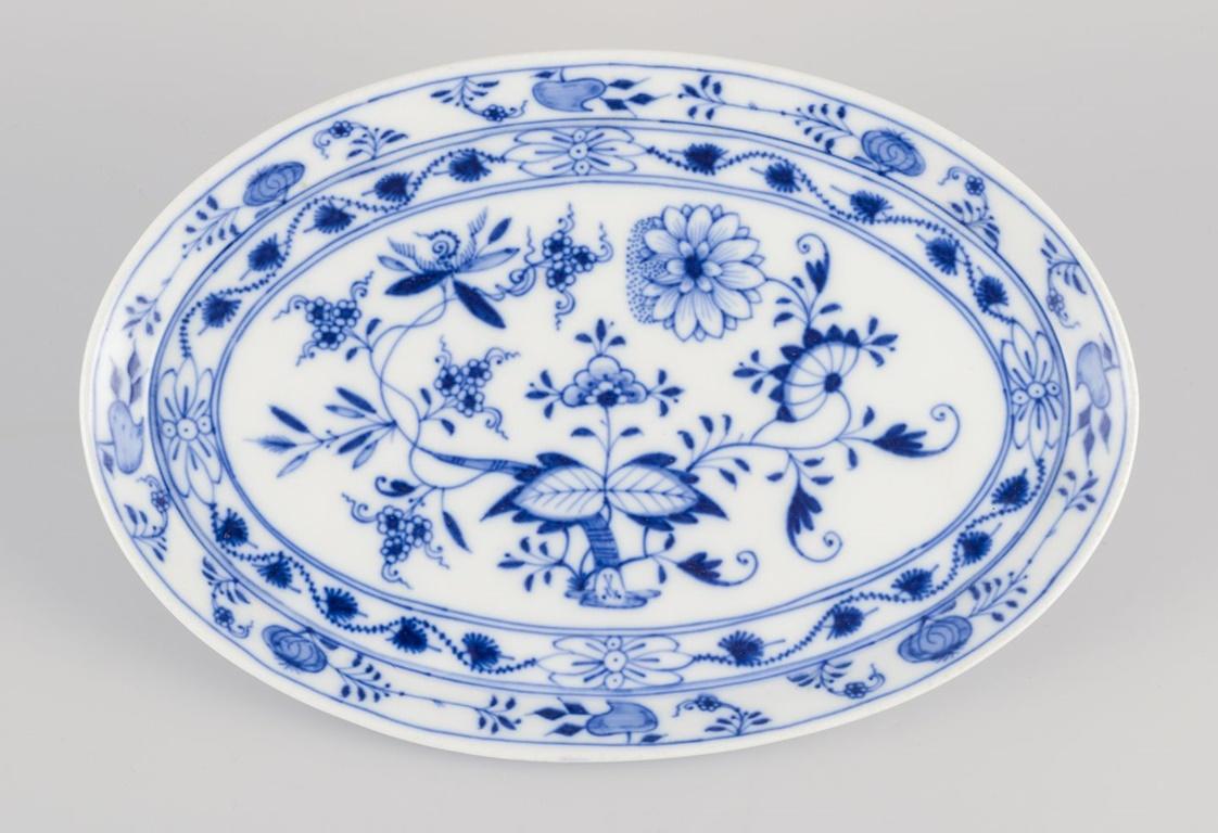 Meißen, Deutschland. Tablett Blue Onion aus Porzellan. Handgemalte Dekoration. (Handbemalt) im Angebot