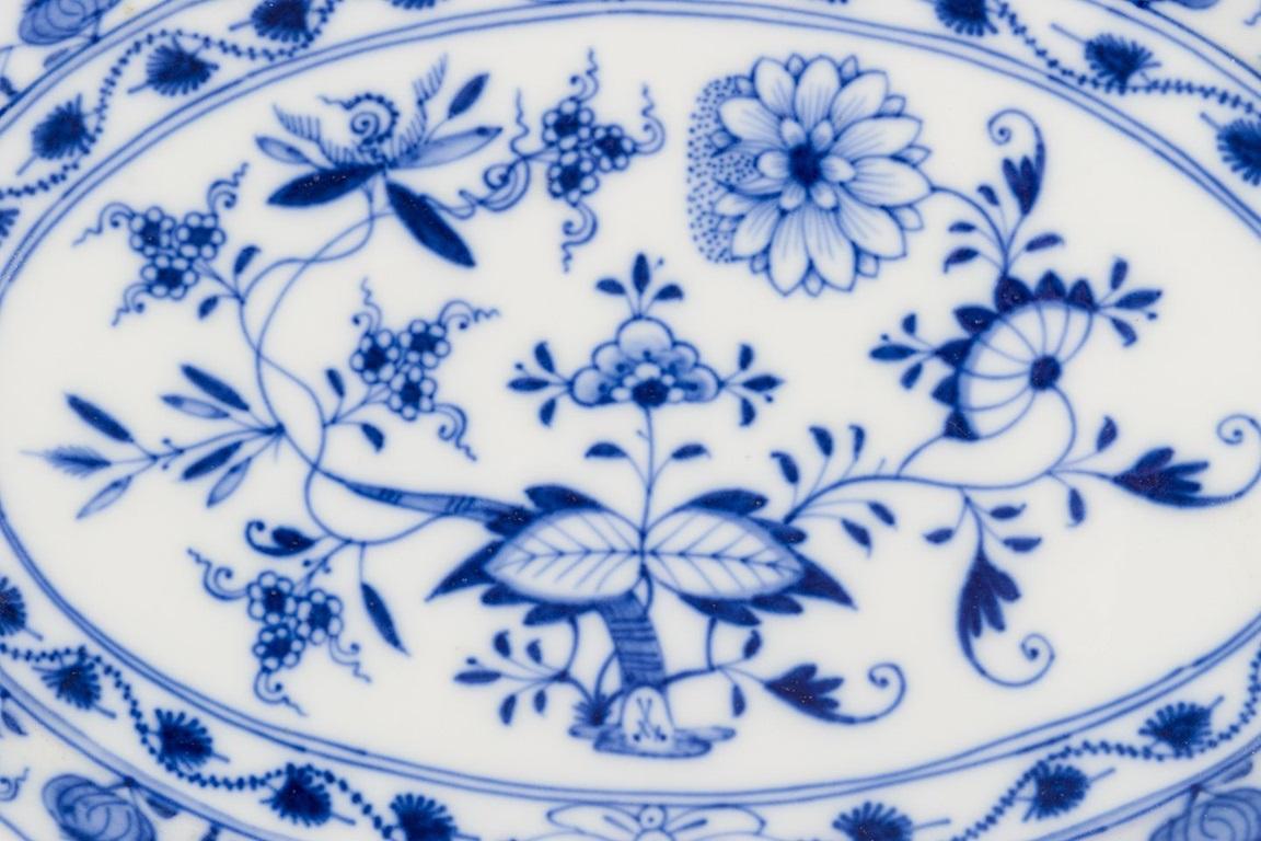 Meißen, Deutschland. Tablett Blue Onion aus Porzellan. Handgemalte Dekoration. im Zustand „Hervorragend“ im Angebot in København, Copenhagen